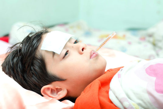 Jangan Langsung Beri Obat, Lakukan Ini Saat Anak Demam anak demam