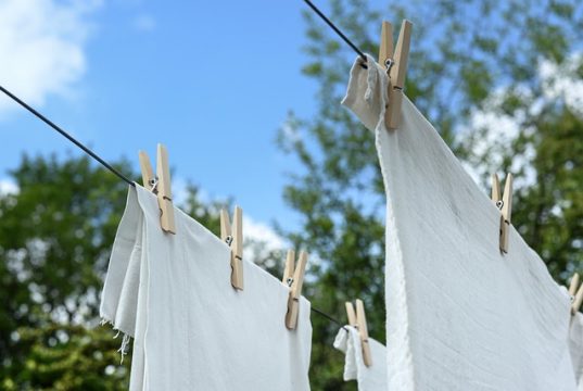 Cara Mudah Untuk Menghilangkan Noda di Baju Putih cara untuk menghilangkan noda di baju putih
